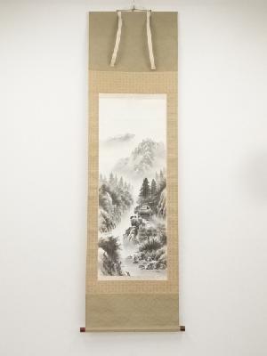 鈴木圭泉筆　水墨山水　肉筆絹本掛軸（共箱）